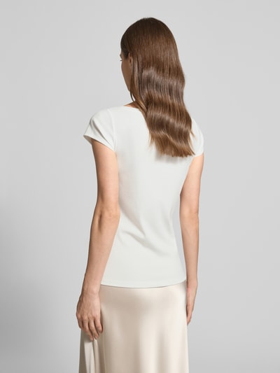 Kobiece modelka nosi T-Shirt mit Cut Out von Marc Cain, mieszanka modalu z dodatkiem streczu, prosty krój, drobne prążkowanie, okrągły dekolt, wycięcie, długość tyłu w rozmiarze 36: 56 cm, kolor jasny, gładka faktura, całkowity widok z tyłu.