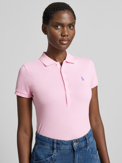 Vrouwenmodel draagt Regular Fit Poloshirt uit katoenmix Model 'JULIE' van Polo Ralph Lauren, look: effen roze, gestikt logo, piqué, Nahaufnahme bovenlichaam.