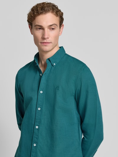 Männermodel trägt Regular Fit Freizeithemd aus Leinen-Baumwoll-Mix von Lerros, smaragdgrün, Button-Down-Kragen, Knopfleiste, Nahaufnahme Oberkörper. Rückenlänge bei Größe M: 75 cm, Schulterbreite: 43 cm, Ärmellänge: 69 cm.