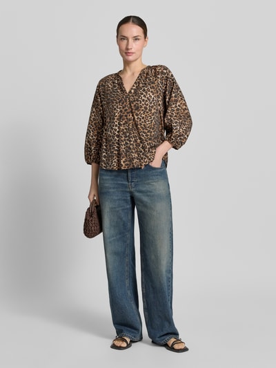 Frauenmodel trägt Bluse aus Viskose-Mix mit Serafino-Ausschnitt von Zero im Loose-Fit, 3/4-Arm, elastische Ärmelabschlüsse, Leopardenmuster; Rückenlänge 40 cm, Ärmellänge 42 cm, Ganzkörperansicht von vorne.