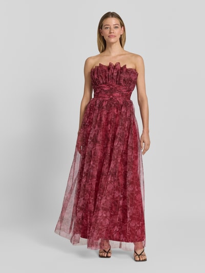 Vrouwenmodel draagt Maxikleid im Off-Shoulder-Look van Lace & Beads in rode tule met A-lijn, tailleband, smokdetail, ganzekörperbeeld voorkant.