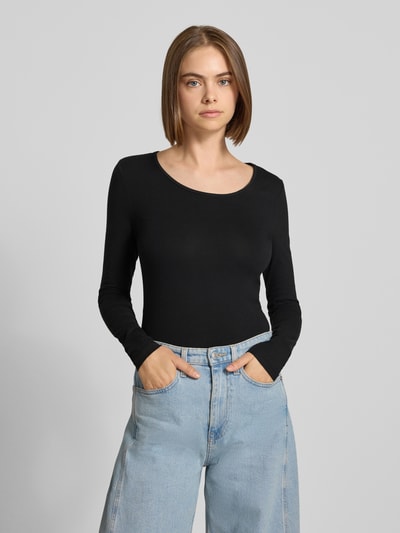 Frauenmodel trägt Modern Fit T-Shirt aus Baumwoll-Mix Modell 'LIVE LOVE' von ONLY in Schwarz, helle Jeans, Damen T-Shirt von ONLY, Nahaufnahme Oberkörper.