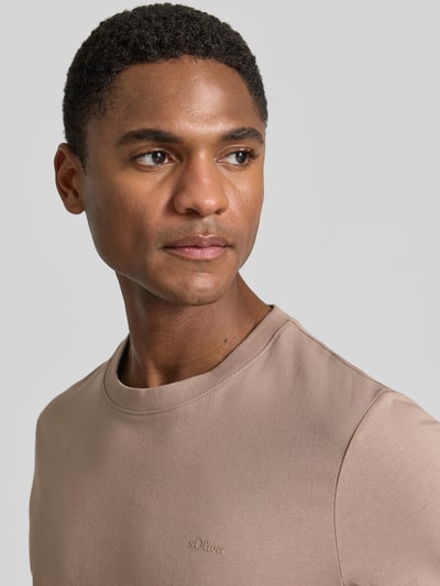 Männermodel trägt Regular Fit T-Shirt aus reiner Baumwolle von s.Oliver RED LABEL, Optik: Unifarben, Label-Schriftzug, Jersey, Nahaufnahme Oberkörper.