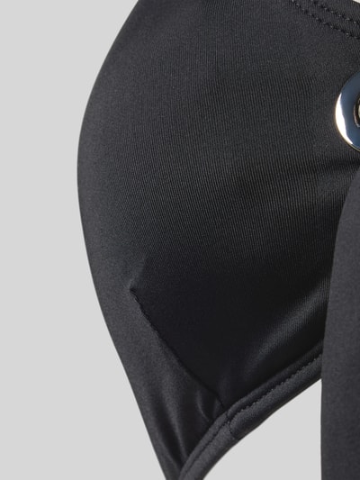 Frauenmodel trägt Neckholder mit Schnürung Modell 'GROMMET' von Michael Kors, czarny, mieszanka materiałów z dodatkiem streczu, dopasowany krój, top bikini, wiązanie, detal metalowe oczka, Nahaufnahme Oberkörper.