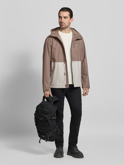 Mannenmodel draagt Jack met capuchon model 'Hikebound™ II' van Columbia in beige, regular fit, tunnelkoord, logoprint, mouwsluitingen, ritssluiting, ruglengte maat M 74 cm, schouderbreedte 49 cm, borstwijdte 61 cm, mouwlengte 70 cm, frontale full-body opname.