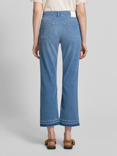 Frauenmodel trägt Straight Leg Jeans mit Fransensaum von Marc Cain, hellblau, Lyocell-Baumwoll-Mix, Gesäßtaschen, Ganzkörperansicht Rückansicht.