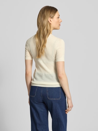 Vrouwenmodel draagt Regular Fit Strick-Shirt aus reiner Wolle van Lacoste in look: effen kleuren, geribd, korte mouw, wol, ganzkörperansicht rückansicht.