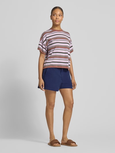 Frauenmodel trägt Loose Fit Bermudas aus reiner Baumwolle von Polo Ralph Lauren, Optik: Unifarben, Materialverarbeitung: Twill, Länge: Cropped, Passform: Loose-Fit, Details: Gürtelschlaufen, Verschluss: Knopf und verdeckter Reißverschluss, Taschen: Eingrifftaschen, Gesäßtaschen mit Knopf, Farbe: Dunkelblau, Ganzkörperansicht von vorne.