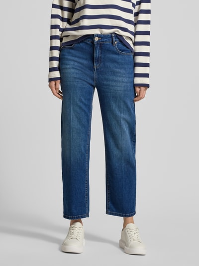 Vrouwenmodel draagt Jeans met 5-Pocket-Design Modell 'Lanah' van OPUS in blauw, katoen-elastaanmix, losse pasvorm, frontale volledige lichaamsweergave.
