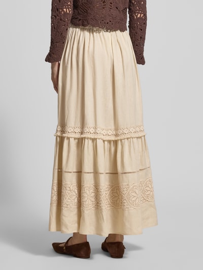 Frauenmodel trägt Ausgestellter Maxi-Rock aus reinem Leinen Modell 'PALLORE' von Weekend Max Mara, Beige, Spitze am Saum, Ganzkörperansicht Rückansicht.