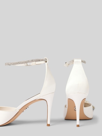Produktfoto, Pumps mit Strasssteinbesatz Modell 'Last Dance' von Steve Madden in Weiß mit spitzer Form, Zierschleife, Pfennigabsatz, glatter Sohle, 9 cm Absatzhöhe, dünner Riemen mit Dornschließe, leicht glänzende Textur, abgebildet vor grauem Hintergrund.