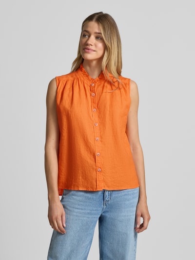 Vrouwenmodel draagt Blusentop aus Leinen mit Stehkragen und Knopfleiste van Emily Van den Bergh, regular fit, oranje, vooraanzicht bovenlichaam.
