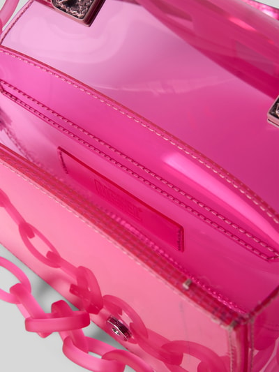 Produktfoto, Shoulder Bag mit Logo-Detail von Diesel in glänzendem Pink, rechteckige Form, Kettenschulterriemen, Detailaufnahme, Überschlag mit Magnetverschluss, strukturierte glatte Oberfläche, Hauptfach sichtbar, Maße ca. 19x14x6 cm.