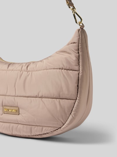 Produktfoto, Halfmoon Bag mit Label-Patch Modell 'Lifetime Buddy' von Hey Marly in Beige, wattierte Oberfläche, Reißverschluss, verstellbarer Schultergurt, Maße: Breite 38 cm, Länge 21 cm, Tiefe 11 cm, Länge Schultergurt 80 cm, Hauptfach, Reißverschlusstasche innen