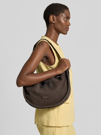 Kobiece modelka nosi Henkeltasche aus echtem Kalbsleder von Marc O'Polo, efekt: jednolity kolor, zapięcie na magnes, główna przegroda, przegródka zapinana na zamek błyskawiczny wewnątrz, przegródka na karty, szew koralikowy, detal: pasek, opcja noszenia: uchwyt, wykończenie materiału: welur, materiał: naturalna skóra cielęca; zdjęcie w profilu, ujęcie od boku.