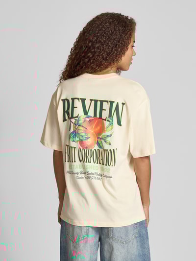 Review T-shirt o kroju oversized z nadrukiem z logo Złamany biały 5