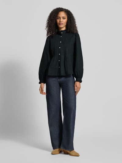 Frauenmodel trägt Regular Fit Hemdbluse aus reiner Baumwolle von Polo Ralph Lauren, kariertes Allover-Muster, Rüschenkragen, Ballonärmel, Biesen, einreihige Knopfleiste, Schößchensaum, Farbe Dunkelgrün-Blau, Material reine Baumwolle, Ganzkörperansicht von vorne.
