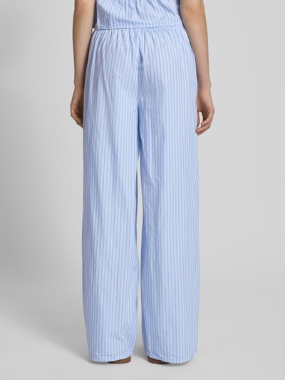 Frauenmodel trägt Wide Leg Pull-on-Hose mit Streifenmuster und Kordelzug von REVIEW aus Reine Baumwolle, Ganzkörperansicht Rückansicht.