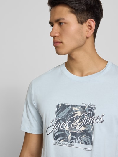 Männermodel trägt Herren T-Shirt mit Honolulu-Print von Jack & Jones aus Reine Baumwolle, Regular-Fit, Rundhalsausschnitt, Nahaufnahme Oberkörper.