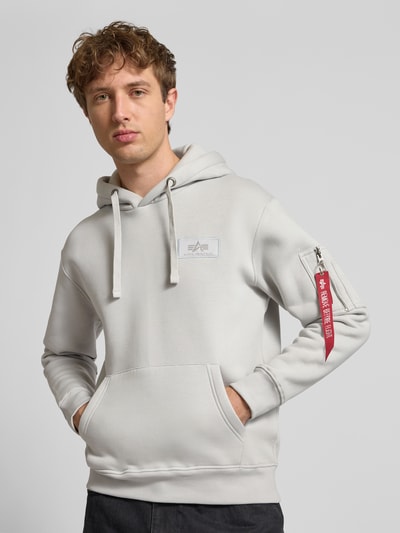 Alpha Industries Regular Fit Hoodie mit Logo-Patch Hellgrau 3