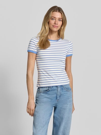 Frauenmodel trägt Regular Fit T-Shirt aus Baumwoll-Mix von Tom Tailor Denim, Mehrfarbig, Gestreift, Label-Patch, Rundhals, Kurzarm, Jersey, Ganzkörperansicht von vorne.