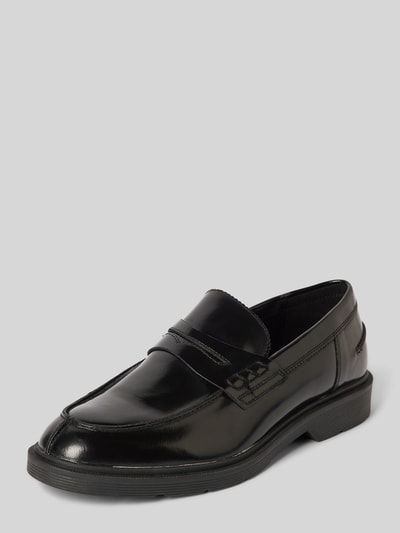 Produktfoto, Loafers aus Leder Modell 'DAX' von JACK & JONES in Schwarz mit abgerundete-Spitze, Schlupfform, Absatzhöhe 3 cm, Schafthöhe 8 cm, Schaftweite 12 cm bei Größe 45, Echtleder, schlichte glatte Textur, produktbezogener Kontext umgesetzt