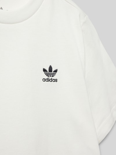 adidas Originals T-shirt z wyhaftowanym logo model ‘CLOWHI’ Złamany biały 2