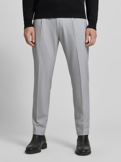 Männermodel trägt P&C Special - Exklusiv bei P&C Slim Fit Anzughose Modell 'Salto' von CINQUE, hellgrau, Bügelfalten, Material-Mix, Nahaufnahme Unterkörper. Herren Anzughose mit Haken- und Reißverschluss, Gürtelschlaufen, Seiten- und Gesäßtaschen, Bundweite 38 cm, Innenbeinlänge 75 cm.