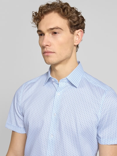 Männermodel trägt Slim Fit Business-Hemd im Allover-Look mit Kentkragen von OLYMP, hellblaue Muster, Nahaufnahme Oberkörper, Baumwoll-Elasthan-Mix
