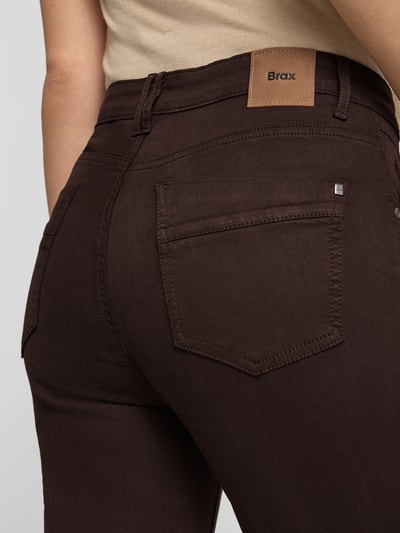 Vrouwenmodel draagt Straight Fit Jeans aus Lyocell-Mix Modell 'MARY' van Brax, bruin met gladde textuur, dames straight fit jeans, detailopname rugzijde.