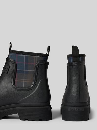 Productfoto, zwarte Stiefel met label in reliëf model 'Cynthia Chelsea Welly' van Barbour voor Dames, matte look, grove zool, boots