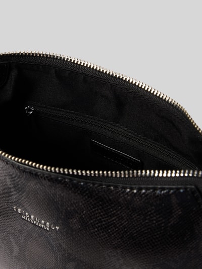 Produktfoto, Crossbody Bag mit Label-Detail Modell 'LILLEBY' von Seidenfelt, schwarze Struktur mit Reißverschluss, Sicht auf Hauptfach, Innenfach mit Reißverschluss, dezente Label-Prägung, Maße ca. 25x19x10 cm, Schulterriemen abnehmbar, klare Form.