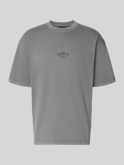 Produktfoto, Oversized T-Shirt mit 1/2-Arm Modell 'Trebic' von Pegador aus czystej bawełny, kolor szary, okrągły dekolt, detal z logo