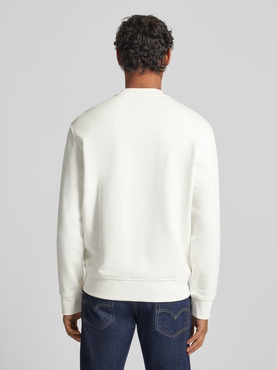 Männermodel trägt Sweatshirt mit Label-Stitching von Emporio Armani in Weiß, Reine Baumwolle, Lockerer-Schnitt, Gerippte-Abschlüsse, Rückenlänge 70 cm, Ärmellänge 64 cm, Rückenansicht.