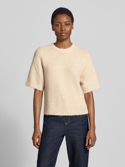 Frauenmodel trägt Strickpullover mit 1/2-Arm Modell 'Lotti' von GUIDO MARIA KRETSCHMER WOMAN in Beige, wollige Textur, Regular Fit, Ganzkörperansicht von vorne.