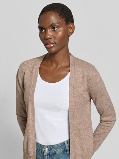 Frauenmodel trägt Cardigan aus Viskose-Mix mit offener Front Modell 'VIRIL' von Vila, beige, weiche Textur, Nahaufnahme Oberkörper.