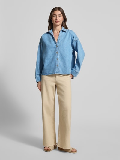 Vrouwenmodel draagt Jeansbluse mit überschnittenen Schultern van comma in lichtblauwe denim, loose fit, katoenmengsel, Kentkraag, V-hals, knoopsluiting, kimonomouwen, glad oppervlak, vooraanzicht volledig lichaam.
