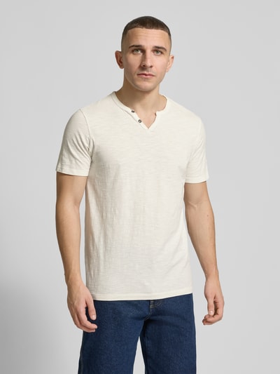 Männermodel trägt t-shirt van puur katoen, recht model, model 'SPLIT' van Jack & Jones, v-hals met knoopsluiting, ruglengte maat M 67 cm, geheel vooraanzicht