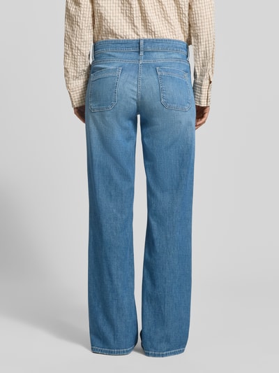 Frauenmodel trägt Wide Leg Jeans aus Baumwoll-Mix Modell 'TESS' von Cambio in hellblauem Denim, 5-Pocket, Twill, Ganzkörperansicht Rückansicht.