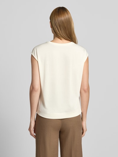 Frauenmodel trägt T-Shirt mit Rundhalsausschnitt Modell 'Slummi' von OPUS in Creme, Material-Mix mit Stretch, Ganzkörperansicht Rückansicht.