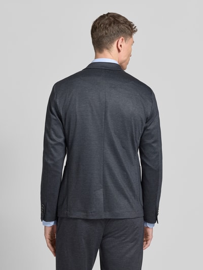 Męski model nosi Regular Fit Anzugsakko mit Viskose-Anteil von s.Oliver BLACK LABEL, ciemnoszary, allover wzór, długi rękaw, krój regular fit, z tyłu, widok całej sylwetki