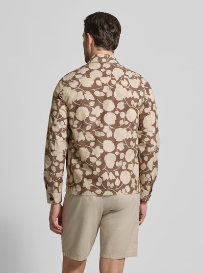 Männermodel trägt Jacke im Allover-Look mit Brusttasche von PAUL SMITH in Braun und Beige, reine Baumwolle, Regular Fit, Ganzkörperansicht Rückansicht.