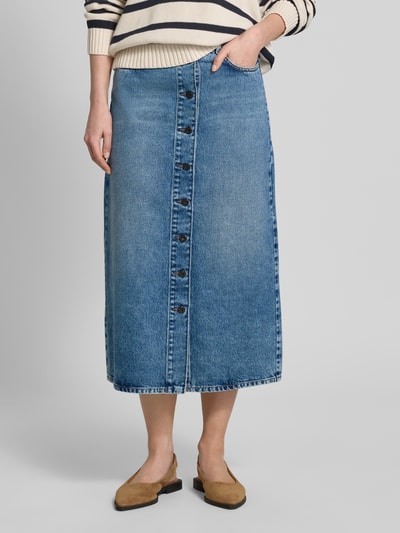 Kobiece model prezentuje Regular Fit Jeansrock aus reiner Baumwolle Modell 'DASTI' von Weekend Max Mara w stylu denim, długość midi, 5 kieszeni, bawełniany twill, niebieski, z przodu guziki, łatka z logo; Ganzkörperansicht von vorne.