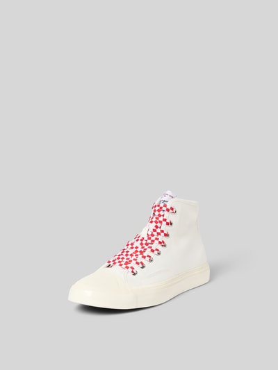 Produktfoto, High-Top-Sneaker mit Label-Patch von Kenzo in Weiß mit roten Schnürsenkeln, strukturierter Sohle und abgerundeter Form.