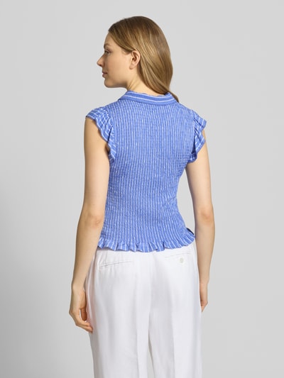 Frauenmodel trägt Blusenshirt mit Volants von Christian Berg Woman Selection, blau-weiß, Elastischer-Material-Mix, Eng anliegender Schnitt, Umlegekragen, Rückenlänge bei Größe 36: 50 cm, Ganzkörperansicht Rückansicht.