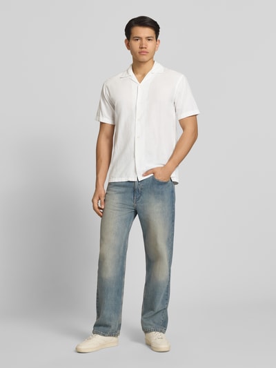 Männermodel trägt Regular Fit Freizeithemd aus Baumwoll-Leinen-Mix von Jack & Jones, Weiß mit Reverskragen, Knopfleiste, Ganzkörperansicht von vorne.