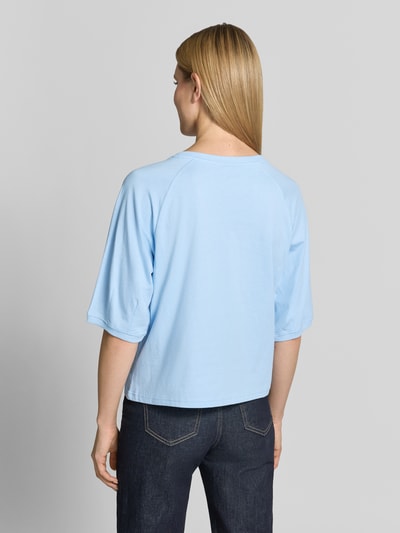 Frauenmodel trägt Regular Fit Sweatshirt mit Rundhalsausschnitt Modell 'Comte' von FREE/QUENT aus Reine Baumwolle, Hellblau, Halbarm, elastische Ärmelabschlüsse, Ganzkörperansicht Rückansicht.