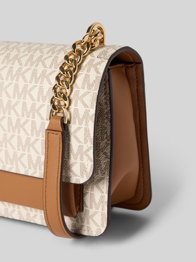 Produktfoto, Handtasche mit Logo-Muster Modell 'CLAIRE' von MICHAEL Michael Kors in Beige-Braun mit goldfarbener Kette, Label-Applikation, Überschlag, Magnetverschluss, Hauptfach, Schulterriemen, Breite 24 cm, Länge 15 cm, Tiefe 7 cm, Riemenlänge 115 cm, strukturierte Oberfläche
