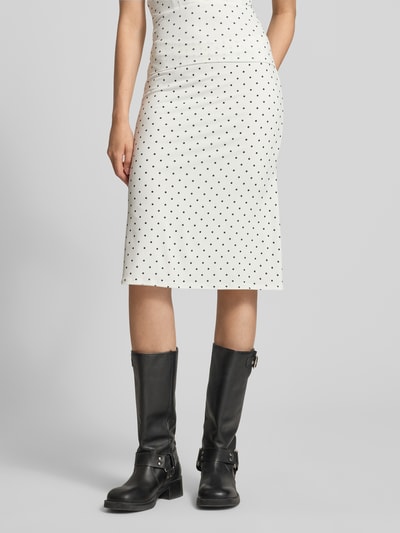 Frauenmodel trägt Midirock im Allover-Look Modell '90s' von Gina Tricot, Material-Mix mit Stretch-Anteil, figurbetonter Schnitt, Nahaufnahme Unterkörper, Ganzkörperansicht von vorne.