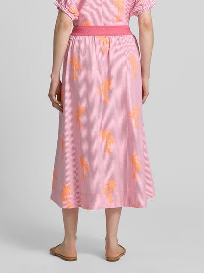 Frauenmodel trägt Midirock mit floralem Allover-Print von Milano Italy aus Baumwoll-Mix, A-Linie, elastischer Bund, Ganzkörperansicht Rückansicht.